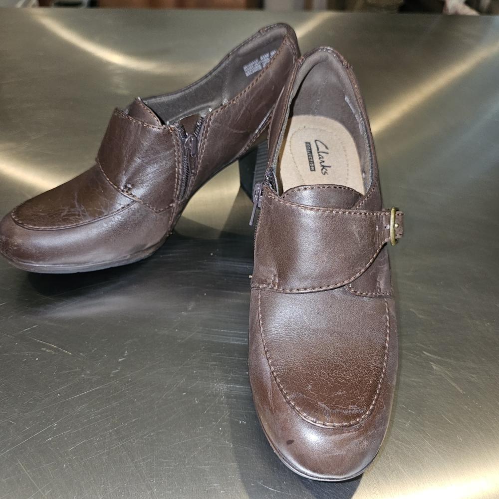 Clarks size 8.5 brown shoes, heels. Side zipper perfect for work.